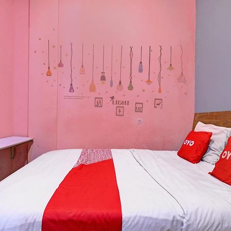 Oyo Life 92877 Hotel Rainbow 7296 Semarang Exterior foto