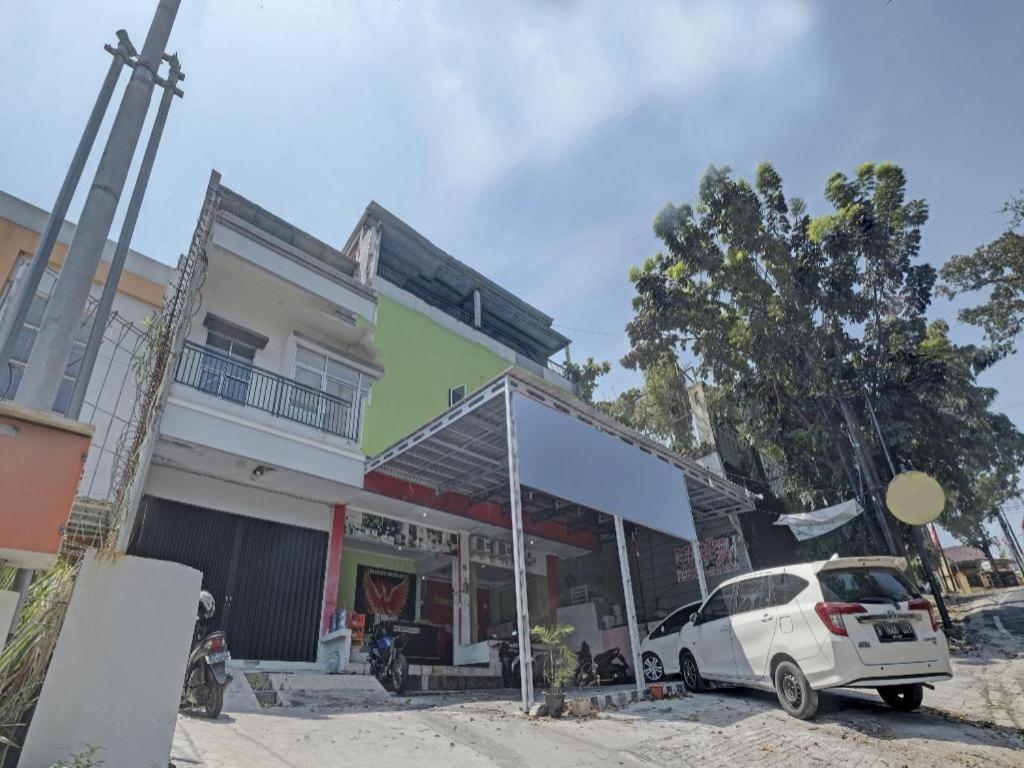 Oyo Life 92877 Hotel Rainbow 7296 Semarang Exterior foto